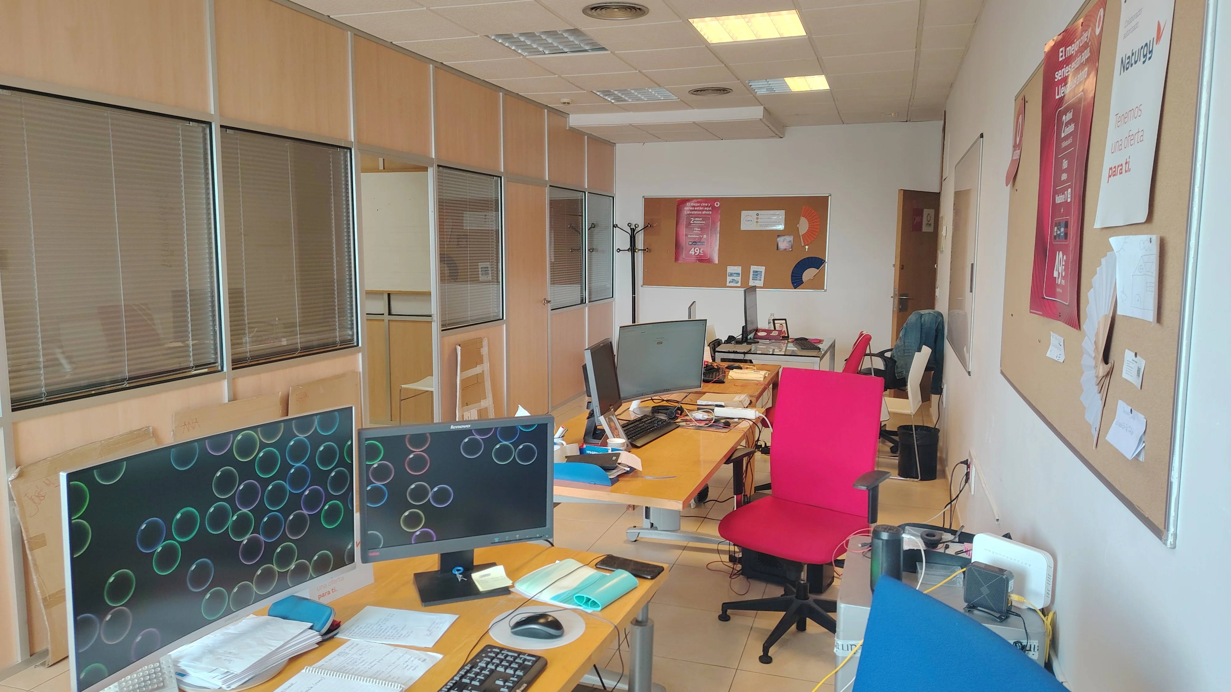 Oficina luminosa y funcional en complejo empresarial de Sevilla